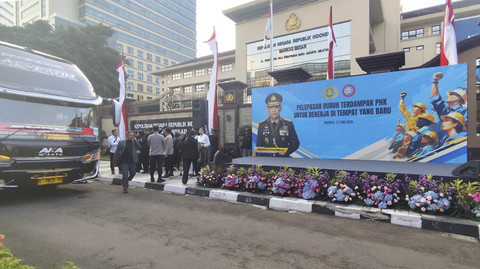 Kapolri, Jenderal Listyo Sigit  Prabowo, saat melepas ratusan buruh yang terkena PHK, Kamis (12/6/2025). Foto: Rachmadi Rasyad/kumparan