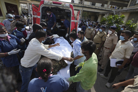 Sisa-sisa korban dibawa ke Rumah Sakit Sipil setelah sebuah pesawat jatuh di kota Ahmedabad, negara bagian Gujarat, India barat laut, Kamis (12/6/2025). Foto: Ajit Solanki/AP Photo