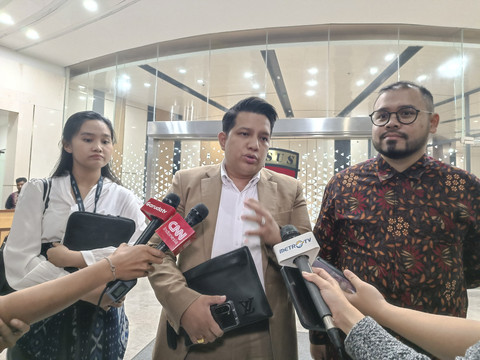 Eks stafsus Mendikbudristek 2019-2024, Ibrahim Arief (kanan), didampingi pengacaranya, Indra Haposan Sihombing (tengah), usai diperiksa penyidik Kejagung terkait kasus pengadaan laptop Kemendikbudristek di Gedung Bundar Kejagung, Kamis (12/6/2025). Foto: Fadhil Pramudya/kumparan