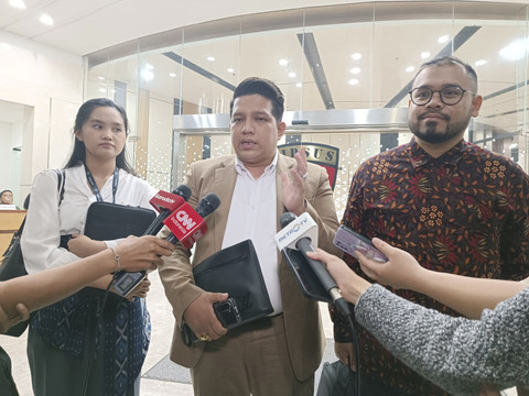 Eks stafsus Mendikbudristek 2019-2024, Ibrahim Arief (kanan), didampingi pengacaranya, Indra Haposan Sihombing (tengah), usai diperiksa penyidik Kejagung terkait kasus pengadaan laptop Kemendikbudristek di Gedung Bundar Kejagung, Kamis (12/6/2025). Foto: Fadhil Pramudya/kumparan