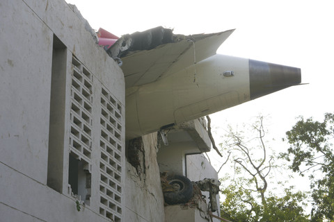 Puing-puing pesawat terbang mencuat dari s...                    </div>

                    <div class=