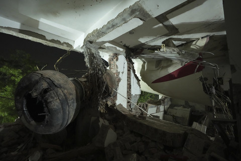 Tampak dalam bangunan kantin tempat ekor pesawat tersangkut di lokasi jatuhnya pesawat di kota Ahmedabad, negara bagian Gujarat, India barat laut, Kamis (12/6/2025). Foto: Ajit Solanki/AP Photo