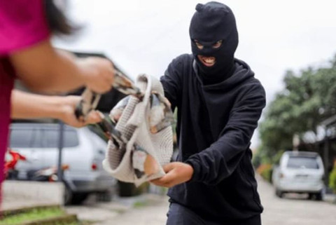 Inilah tindakan menjambret. (Sumber: Shutterstock)