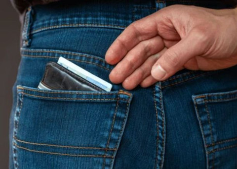 Seperti inilah aksi mencopet dompet. (Sumber: Shutterstock)