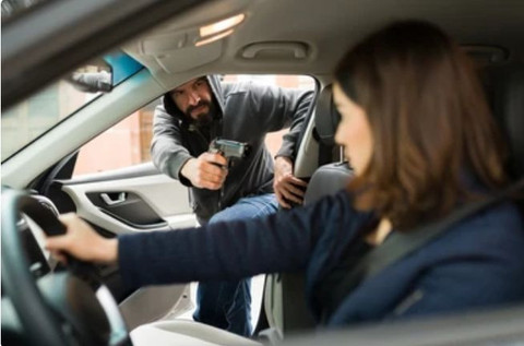Upaya perampokan dengan ancaman pistol terhadap korban. (Sumber: Shutterstock)