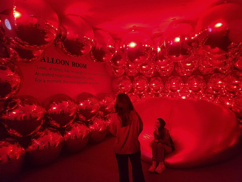 Para pengunjung berfoto di area Baloon Room. Foto: Ela Nurlaela/kumparan