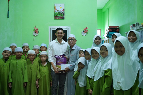 Suhandy saat menyerahkan bantuan ke Panti Asuhan Birrulwalidain, Palembang. (ist)
