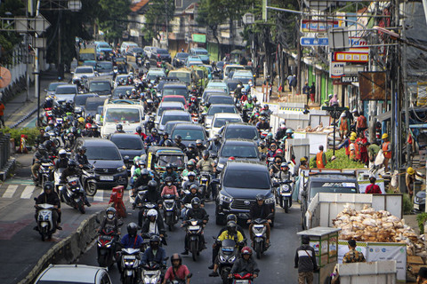 Sejumlah kemacetan terjadi di beberapa titik jalan di Jakarta, Jumat (13/6/2025). Foto: Iqbal Firdaus/kumparan