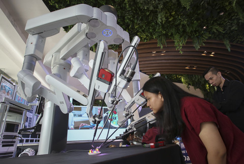 Pengunjung melihat dokter mensimulasikan tindakan operasi bedah dengan menggunakan teknologi lengan robotic saat diperkenalkan ke masyarakat umum di Lippo Mall Nusantara, Jakarta, Kamis (12/6/2025). Foto: Muhammad Iqbal/ANTARA FOTO
