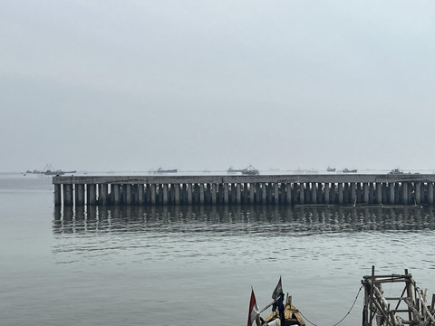 Suasana pembangunan tanggul laut (Giant Sea Wall) di daerah Kalibaru, Cilincing, Jakarta Utara, Jumat (13/6/2025). Foto: Nasywa Athifah/kumparan