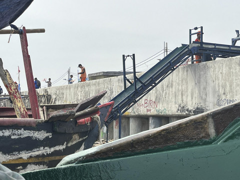 Suasana pembangunan tanggul laut (Giant Sea Wall) di daerah Kalibaru, Cilincing, Jakarta Utara, Jumat (13/6/2025). Foto: Nasywa Athifah/kumparan