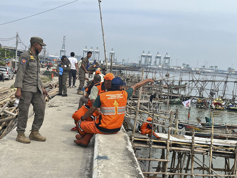 Suasana pembangunan tanggul la... </div>
<div class=