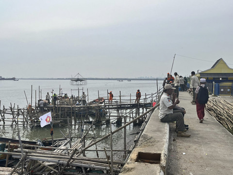 Suasana pembangunan tanggul laut (Giant Sea Wall) di daerah Kalibaru, Cilincing, Jakarta Utara, Jumat (13/6/2025). Foto: Nasywa Athifah/kumparan