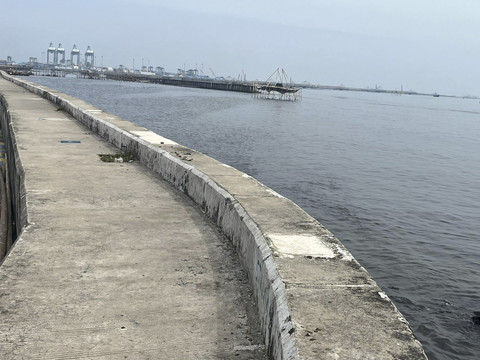 Suasana pembangunan tanggul laut (Giant Sea Wall) di daerah Kalibaru, Cilincing, Jakarta Utara, Jumat (13/6/2025). Foto: Nasywa Athifah/kumparan