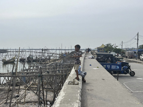 Kegiatan warga pesisir Jakarta di daerah Kalibaru, Cilincing, Jakarta Utara, Jumat (13/6/2025). Foto: Nasywa Athifah/kumparan