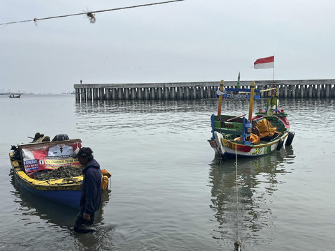 Kegiatan warga pesisir Jakarta di daerah Kalibaru, Cilincing, Jakarta Utara, Jumat (13/6/2025). Foto: Nasywa Athifah/kumparan