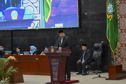 Gubernur Sumut Bobby Nasution menerima Laporan Hasil Pemeriksaan (LHP) Laporan Keuangan Pemerintah Daerah (LKPD) Provinsi Sumut tahun 2024 dengan predikat Opini Wajar Tanpa Pengecualian (WTP) dari BPK RI di DPRD Sumut, Kamis (12/6/2025). Foto: Dok. Istimewa