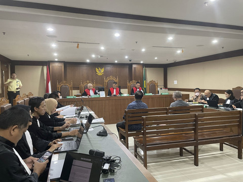 Dua hakim PN Surabaya nonaktif, Erintuah Damanik (kiri) dan Mangapul (kanan), menjadi saksi dalam kasus dugaan suap vonis bebas Ronald Tannur, dengan terdakwa eks Ketua PN Surabaya Rudi Suparmono, di Pengadilan Tipikor Jakarta, Jumat (13/6/2025). Foto: Fadhil Pramudya/kumparan