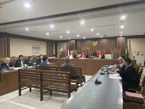 Dua hakim PN Surabaya nonaktif, Erintuah Damanik (kiri) dan Mangapul (kanan), menjadi saksi dalam kasus dugaan suap vonis bebas Ronald Tannur, dengan terdakwa eks Ketua PN Surabaya Rudi Suparmono, di Pengadilan Tipikor Jakarta, Jumat (13/6/2025). Foto: Fadhil Pramudya/kumparan