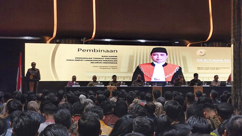 Ketua Mahkamah Agung, Sunarto, saat memberikan pembinaan bagi para hakim yang baru dilantik di Hotel Grand Mercure Harmoni, Jakarta Pusat, Jumat (13/6/2025). Foto: Jonathan Devin/kumparan