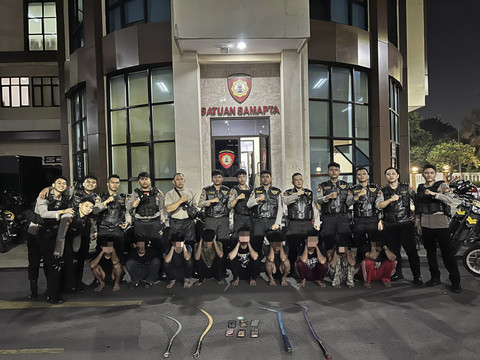 Polisi mengamankan pelaku tawuran di Kemayoran, Jakarta Pusat, Jumat (13/6/2025). Foto: Dok. Istimewa