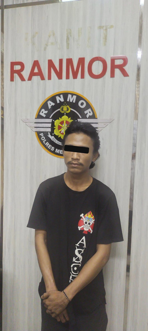 Polisi mengamankan pelaku curanmor di Kawasan Lapangan Banteng, Jakarta Pusat, Jumat (13/6/2025). Foto: Dok. Istimewa