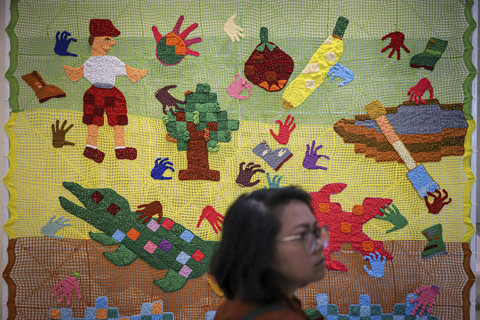 Sejumlah pengunjung mengamati karya seni yang dipamerkan di Pameran Setara dan Lestari di Galeri Emiria Soenassa, Taman Ismail Marzuki, Jakarta, Jumat (13/6/2025). Foto: Iqbal Firdaus/kumparan