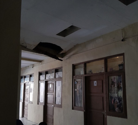 Plafon di asrama mahasiswa Kalbar yang ada di Semarang terlihat roboh. Foto: Dok. Istimewa