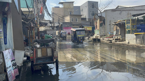 Genangan air setinggi mata kaki imbas banjir rob di Jalan Dermaga Ujung 2 Blok Empang, Muara Angke, Jakarta Utara, Jumat (13/6/2025).... </div>
<div class=