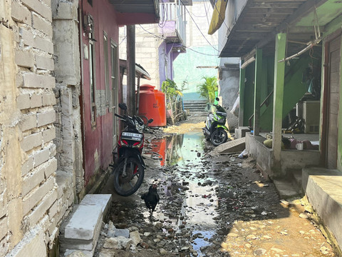 Kondisi pemukiman RT. 4 RW. 22 Jalan Dermaga Ujung 2 Blok Empang, Muara Angke, Jakarta Utara usai banjir rob, Jumat (13/6/2025). Foto: Nasywa Athifah/kumparan