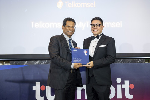 Telkomsel menerima penghargaan internasional Telco to Ace Mobile App di tengah momentum ulang tahunnya yang ke-30, menegaskan keberhasilan transformasi perusahaan menjadi penyedia layanan teknologi digital kelas dunia. Foto: Telkomsel