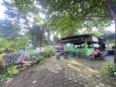Warung makanan di Pogung Kidul, Sleman, tempat langganan para driver ambulans istirahat. Foto: Resti Damayanti/Pandangan Jogja