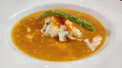 pumpkin soup dengan fresh scallop dumpling 'Twelve' di Menteng, Jakarta. Foto: Azalia Amadea/Kumparan