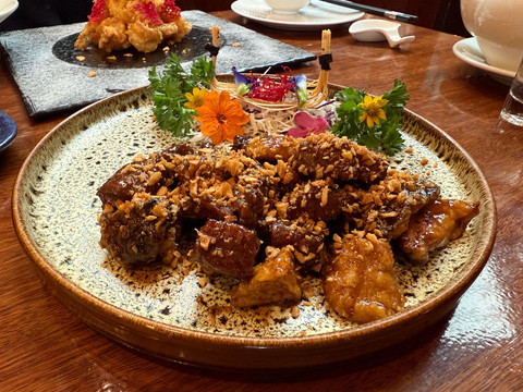 stewed beef tenderloin in Chinese black vinegar sauce 'Twelve' di Menteng, Jakarta. Foto: Azalia Amadea/Kumparan