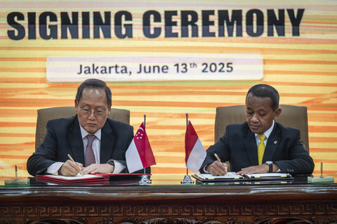 Menteri ESDM Bahlil Lahadalia dan Menteri Urusan Energi serta Ilmu Pengetahuan dan Teknologi di Kementerian Perdagangan dan Industri Singapura Tan See Leng menandatangani MoU kerjasama bidang energi di Kantor Kementerian ESDM, Jakarta, Jumat (13/6). Foto: Bayu Pratama S/ANTARA FOTO