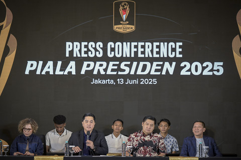 Ketum PSSI Erick Thohir bersama Ketua SC Piala Presiden 2025 Maruarar Sirait, Direktur Utama PT LIB Ferry Paulus, Ketua OC Harsiwi Achmad berikan keterangan terkait gelaran Piala Presiden 2025 di Menara Danareksa, Jakarta, Jumat (13/6/2025). Foto: Fauzan/ANTARA FOTO