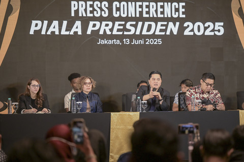 Ketum PSSI Erick Thohir bersama Ketua SC Piala Presiden 2025 Maruarar Sirait, Ketua OC Harsiwi Achmad dan stafsus Erick Thohir, Tsamara Amany menyampaikan keterangan terkait gelaran Piala Presiden 2025 di Menara Danareksa, Jakarta, Jumat (13/6/2025). Foto: Fauzan/ANTARA FOTO