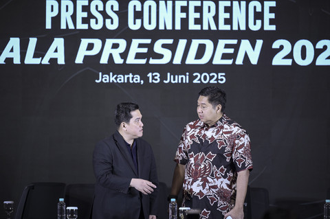 Ketua Umum PSSI Erick Thohir (kiri) dan Ketua Steering Committee Piala Presiden 2025 Maruarar Sirait (kanan) berbincang usai menyampaikan keterangan terkait gelaran Piala Presiden 2025 di Menara Danareksa, Jakarta, Jumat (13/6/2025). Foto: Fauzan/ANTARA FOTO