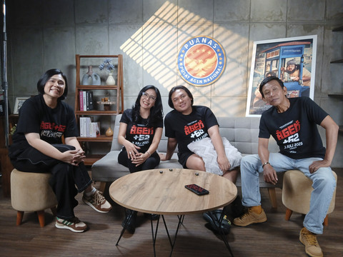Sutradara, Dinna Jasanti (kiri), Rieke Diah Pitaloka, Keanu Angelo, dan Fanny Fadillah (kanan), dalam content day film Agent +62 di Kemang, Jakarta Selatan, Jumat (13/6). Foto: Vincentius Mario/kumparan