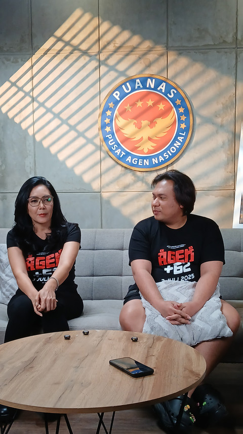 Rieke Diah Pitaloka (kiri) di acara Content day film Agent +62 di Kemang, Jakarta Selatan, Jumat (13/6).  Foto: Vincentius Mario/kumparan