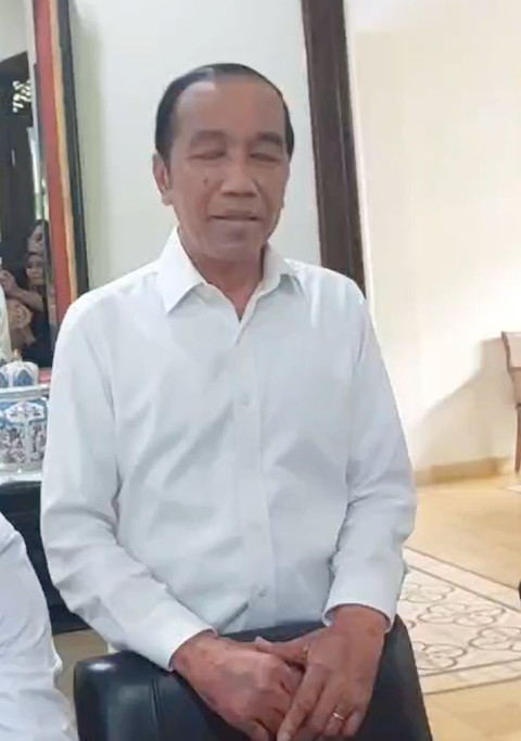 Presiden ke-7 Jokowi ketika memberikan keterangan kepada wartawan di Solo, Jumat (13/6). Dok. kumparan