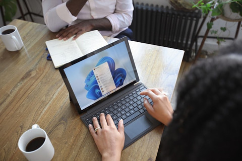 Apa Contoh Alat dari Microsoft yang Termasuk AI Generatif Berbasis Teks? Foto Hanya Ilustrasi. Sumber Foto: Unsplash.com/Windows