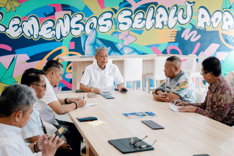 Wamensos Agus Jabo Priyono menerima kunjungan Bupati Tulungagung Gatut Sunu Wibowo beserta rombongan di Kantor Kemensos, Jumat (13/6/2025). Foto: Dok. Kemensos