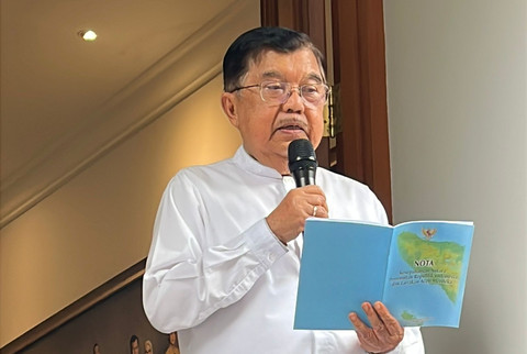 Wakil Presiden RI ke 10 dan ke 12 Jusuf Kalla bicara soal 4 pulau rebutan Aceh-Sumut sambil membawa MoU Helsinki 2005, Jumat (13/6). Foto: Haya Syahira/kumparan