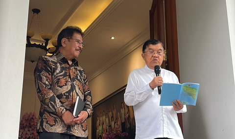 Sofyan Djalil (kiri) salah satu tim delegasi Indonesia dalam Kesepakatan Helsinki 2005 bersama Wakil Presiden RI ke 10 dan ke 12 Jusuf Kalla bicara soal 4 pulau rebutan Aceh-Sumut sambil membawa MoU Helsinki 2005, Jumat (13/6). Foto: Haya Syahira/kumparan