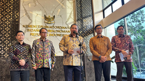 Menko Airlangga Hartarto dan jajarannya dalam konferensi pers IEU CEPA di kantornya, Jumat (12/6). Foto: Ave Airiza Gunanto/kumparan