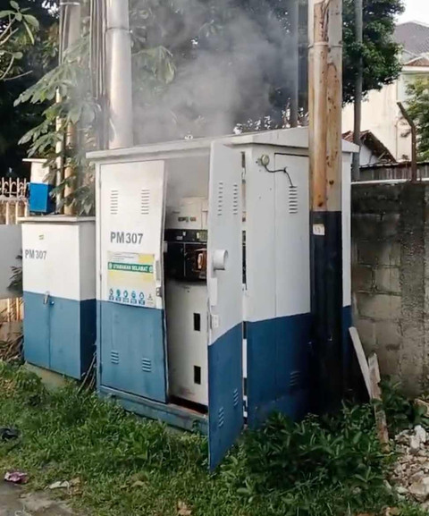 Gardu listrik di Jalan Jati Murni yang meledak, Jumat (13/6/2025). Dok: kumparan