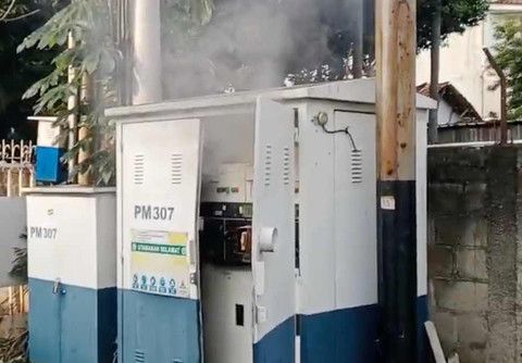 Gardu listrik di Jalan Jati Murni yang meledak, Jumat (13/6/2025). Dok: kumparan