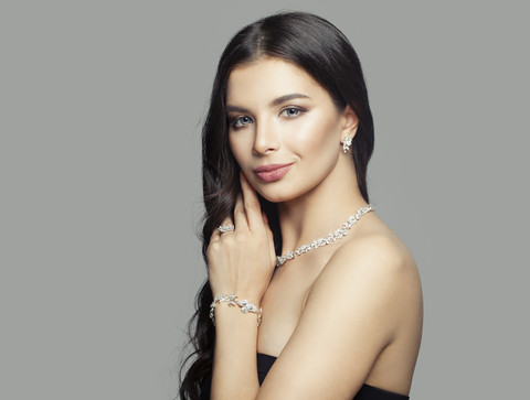 Ilustrasi Perhiasan. Foto: MillaF/Shutterstock