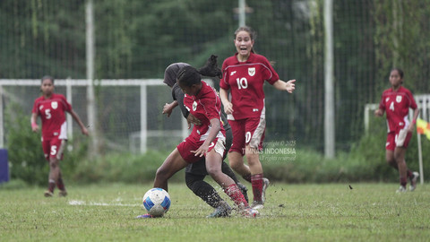 Timnas Wanita Indonesia melawan Malaysia dalam laga pamungkas Grup B ASEAN Women's Championship U-19 2025 di Vietnam, Jumat (13/6/2025). Foto: PSSI